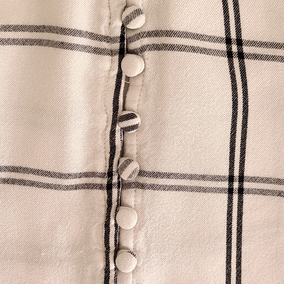 American Rag Cia Small Buttons on the Front - Picture 5 of 7